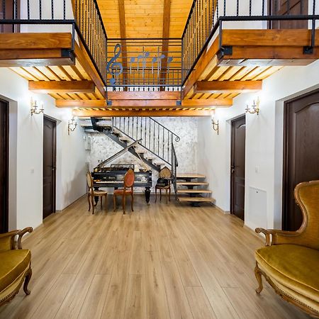 Готель Casa Cu Magnolii Поєніле-Ізей Екстер'єр фото