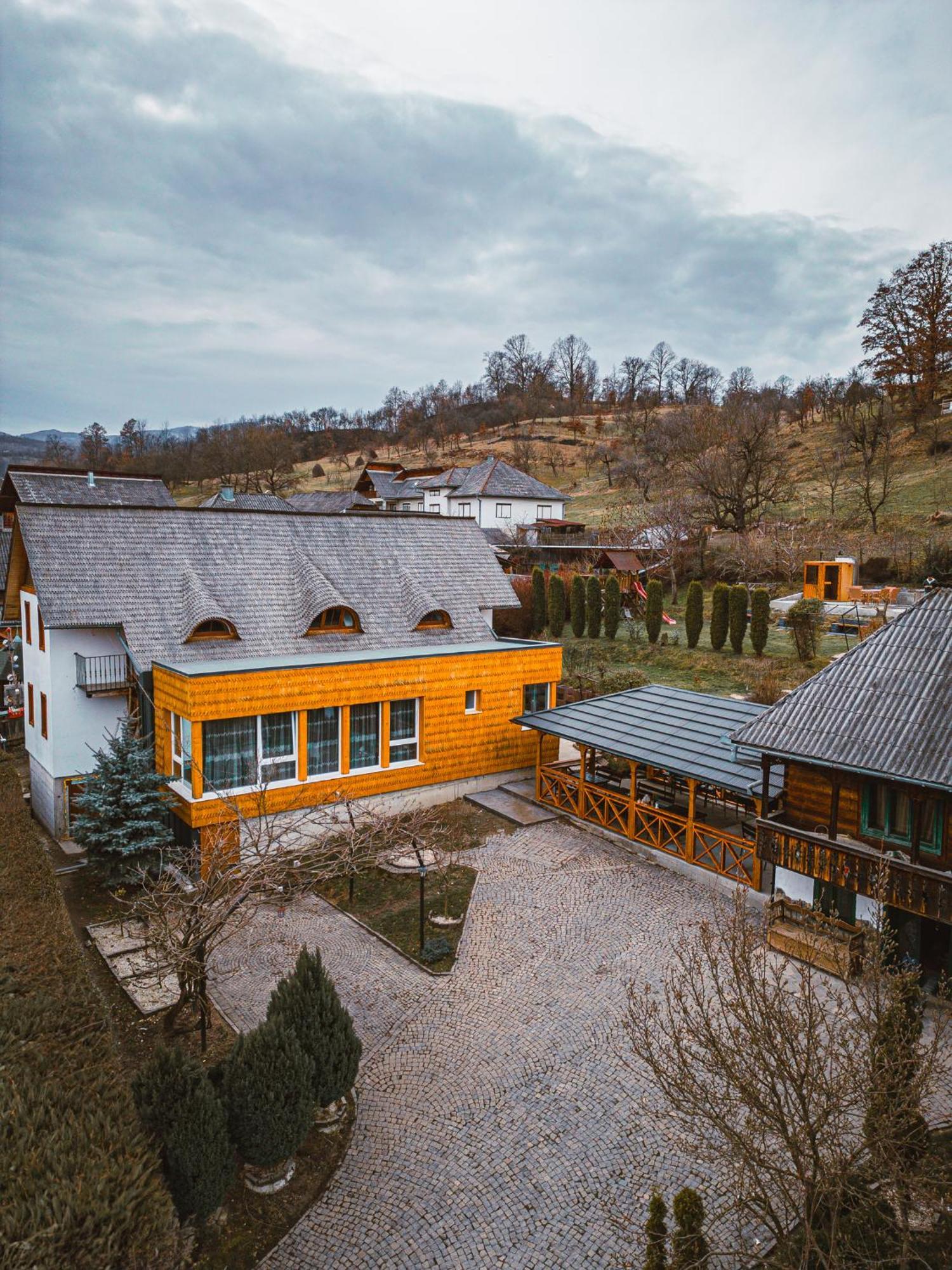 Готель Casa Cu Magnolii Поєніле-Ізей Екстер'єр фото